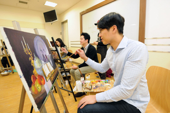 11일 신세계백화점 문화센터에서 수강생들이 그림을 그리는 모습  신세계백화점 제공